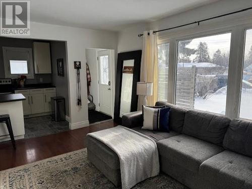86 Gordon Ave, Thunder Bay, ON - Indoor Photo Showing Living Room
