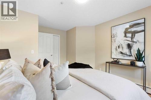 4104, 10 Prestwick Bay Se, Calgary, AB - Indoor Photo Showing Bedroom