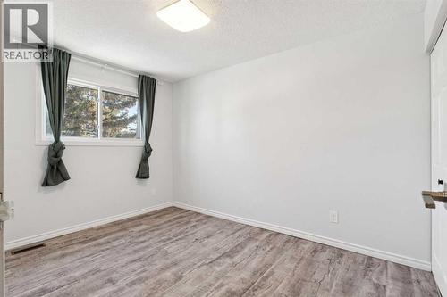 10618 Braeside Drive Sw, Calgary, AB - Indoor Photo Showing Other Room