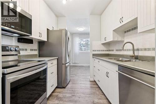 10618 Braeside Drive Sw, Calgary, AB - Indoor Photo Showing Kitchen With Double Sink With Upgraded Kitchen