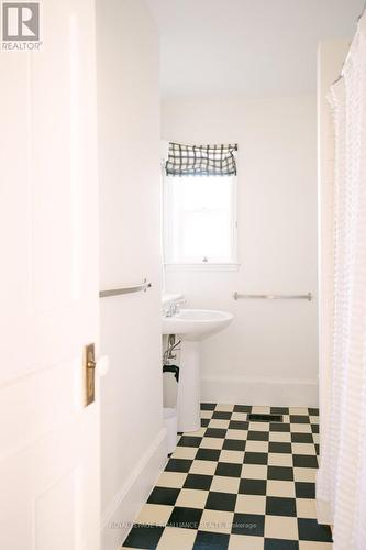 374 Bloomfield Main Street, Prince Edward County (Bloomfield Ward), ON - Indoor Photo Showing Bathroom