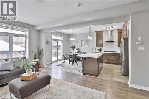 15 Cutts Crescent, Hamilton, ON - Indoor Photo Showing Living Room