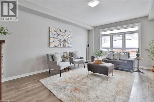 15 Cutts Crescent, Hamilton, ON - Indoor Photo Showing Living Room