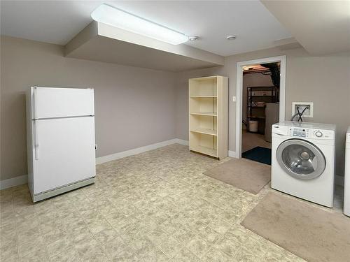 12 Augusta Crescent, Brandon, MB - Indoor Photo Showing Laundry Room