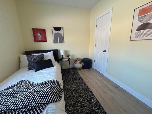 11 Portland Avenue, Winnipeg, MB - Indoor Photo Showing Bedroom