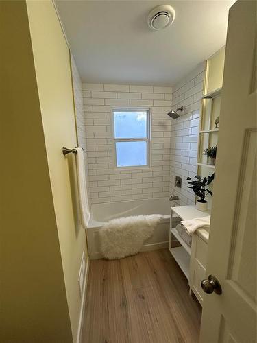 11 Portland Avenue, Winnipeg, MB - Indoor Photo Showing Bathroom