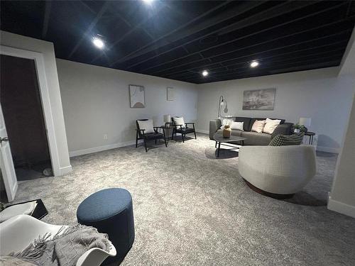 11 Portland Avenue, Winnipeg, MB - Indoor