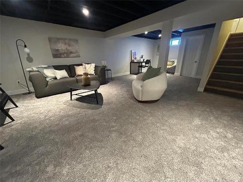 11 Portland Avenue, Winnipeg, MB - Indoor