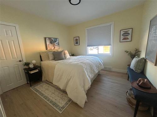 11 Portland Avenue, Winnipeg, MB - Indoor Photo Showing Bedroom