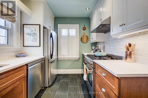 8 Lowrey Avenue S, Cambridge, ON - Indoor Photo Showing Kitchen With Upgraded Kitchen