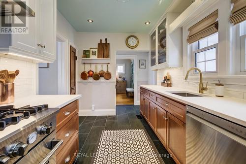 8 Lowrey Avenue S, Cambridge, ON - Indoor Photo Showing Kitchen With Upgraded Kitchen