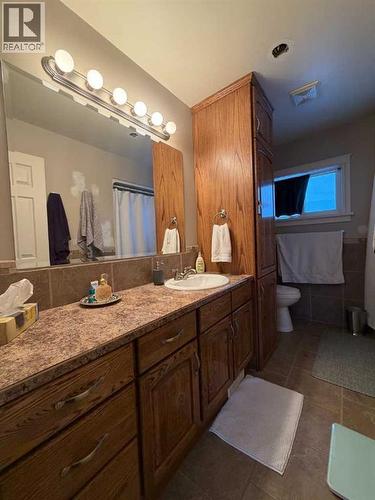 100 Balaclava Street, Veteran, AB - Indoor Photo Showing Bathroom