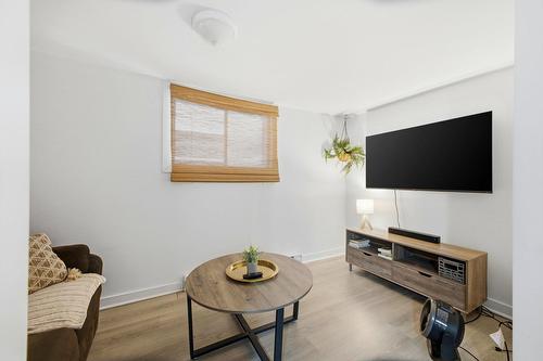 Salon - 212 Boul. Des Allumettières, Gatineau (Hull), QC - Indoor