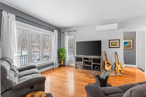 Salon - 125 Rue Pascal, Sainte-Sophie, QC - Indoor Photo Showing Living Room