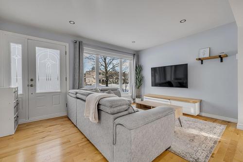 Living room - 6665 Rue Des Bourraches, Québec (Les Rivières), QC - Indoor Photo Showing Living Room