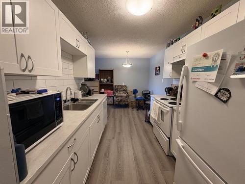 308, 85 Foxbend Crescent N, Lethbridge, AB - Indoor Photo Showing Kitchen With Double Sink
