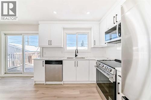6128 Madigan Drive Ne, Calgary, AB - Indoor Photo Showing Kitchen With Upgraded Kitchen