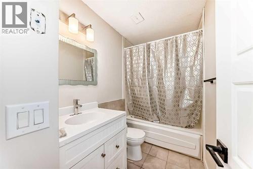 6128 Madigan Drive Ne, Calgary, AB - Indoor Photo Showing Bathroom