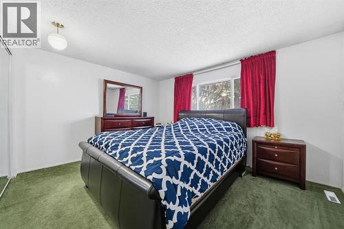 6411 26 Avenue Ne, Calgary, AB - Indoor Photo Showing Bedroom