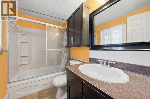 6411 26 Avenue Ne, Calgary, AB - Indoor Photo Showing Bathroom