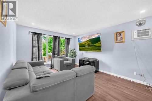 6537 68 Street Ne, Calgary, AB - Indoor Photo Showing Living Room