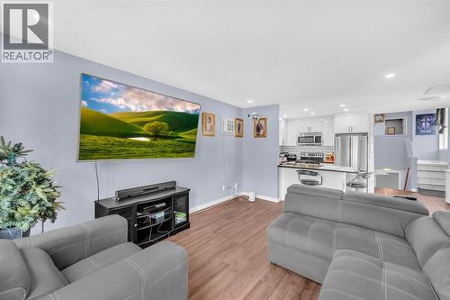 6537 68 Street Ne, Calgary, AB - Indoor Photo Showing Living Room