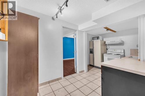 6537 68 Street Ne, Calgary, AB - Indoor Photo Showing Kitchen