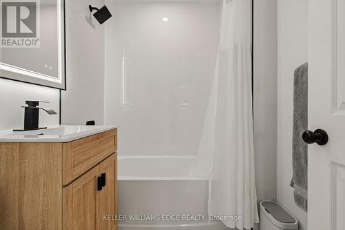 Bathroom - 4 pc - 56 Tolton Avenue, Hamilton, ON - Indoor Photo Showing Bathroom