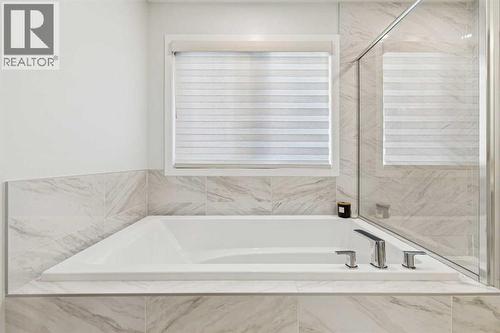 153 Edith Villas Nw, Calgary, AB - Indoor Photo Showing Bathroom