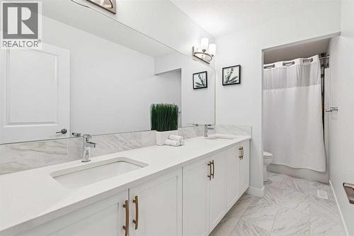 153 Edith Villas Nw, Calgary, AB - Indoor Photo Showing Bathroom