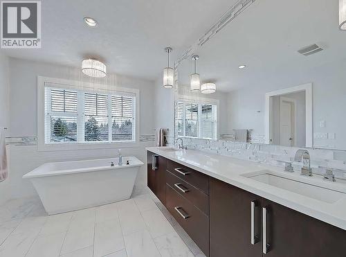 14 Rosetree Road Nw, Calgary, AB - Indoor Photo Showing Bathroom