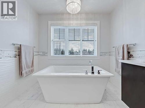 14 Rosetree Road Nw, Calgary, AB - Indoor Photo Showing Bathroom