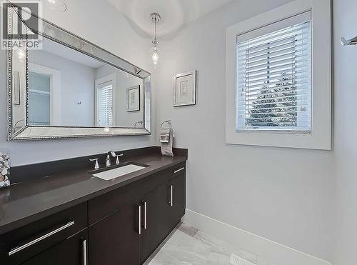14 Rosetree Road Nw, Calgary, AB - Indoor Photo Showing Bathroom