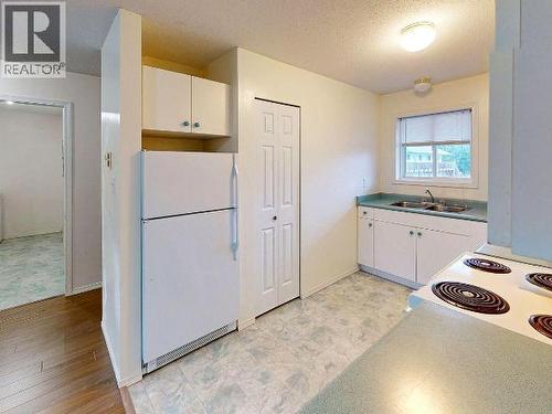 201-5680 Ortona Ave, Powell River, BC - Indoor Photo Showing Kitchen With Double Sink