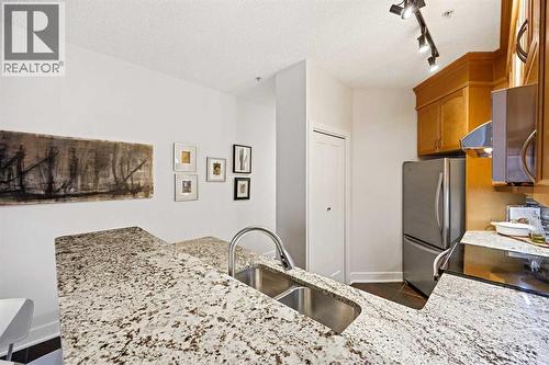 304, 923 15 Avenue Sw, Calgary, AB - Indoor Photo Showing Kitchen With Double Sink