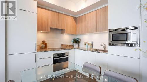 513 - 50 O'Neill Road, Toronto, ON - Indoor Photo Showing Kitchen With Upgraded Kitchen