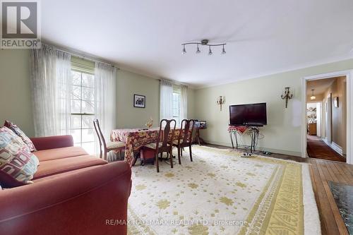 11222 Bayview Avenue, Richmond Hill, ON - Indoor Photo Showing Living Room