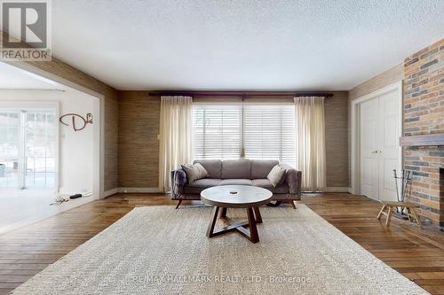 11222 Bayview Avenue, Richmond Hill, ON - Indoor Photo Showing Living Room
