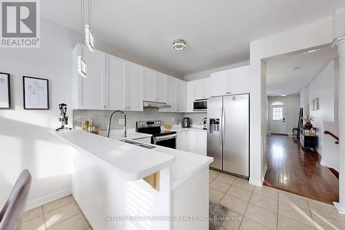 98 Dewpoint Road, Vaughan, ON - Indoor Photo Showing Kitchen With Upgraded Kitchen
