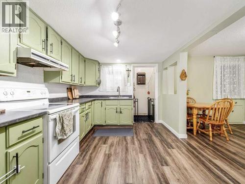 1026 7 Street N, Lethbridge, AB - Indoor Photo Showing Kitchen