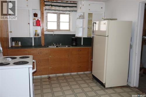 311 2Nd Avenue W, Assiniboia, SK - Indoor Photo Showing Kitchen With Double Sink