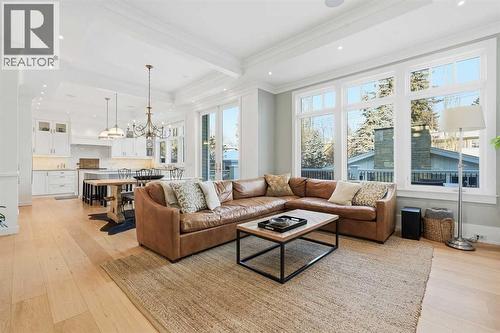 214 39 Avenue Sw, Calgary, AB - Indoor Photo Showing Living Room