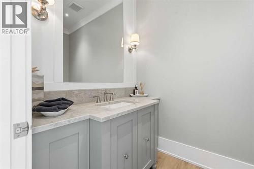 214 39 Avenue Sw, Calgary, AB - Indoor Photo Showing Bathroom
