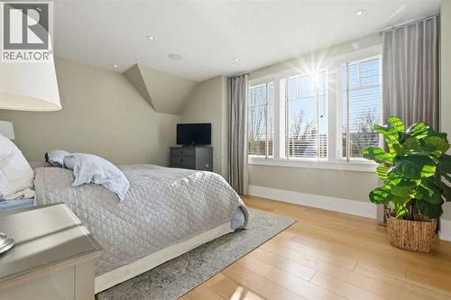 214 39 Avenue Sw, Calgary, AB - Indoor Photo Showing Bedroom