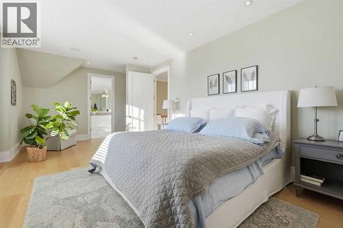214 39 Avenue Sw, Calgary, AB - Indoor Photo Showing Bedroom