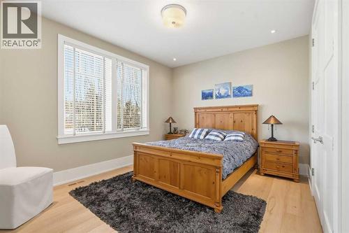 214 39 Avenue Sw, Calgary, AB - Indoor Photo Showing Bedroom