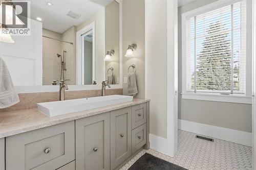 214 39 Avenue Sw, Calgary, AB - Indoor Photo Showing Bathroom