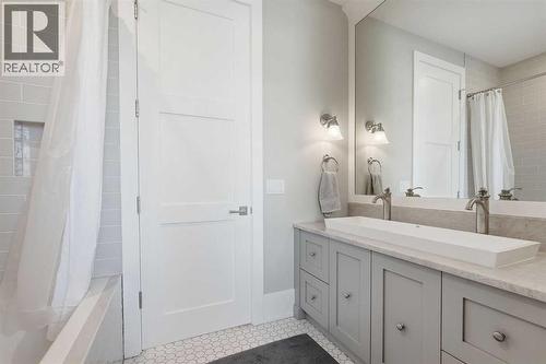 214 39 Avenue Sw, Calgary, AB - Indoor Photo Showing Bathroom