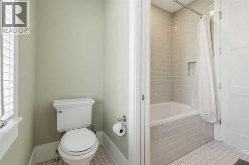 214 39 Avenue Sw, Calgary, AB - Indoor Photo Showing Bathroom