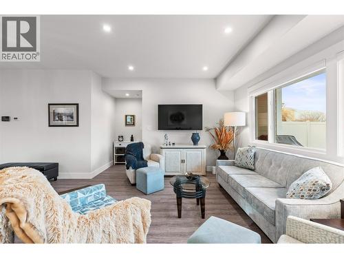 6457 Okanagan Landing Road, Vernon, BC - Indoor Photo Showing Living Room